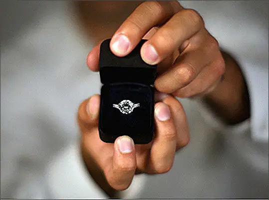 engagement-ring-box-first-slide__1202165695_5229-2