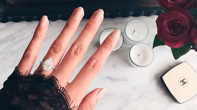 instagram-engagement-ring-selfie-pear-shaped-ring-0116_horiz