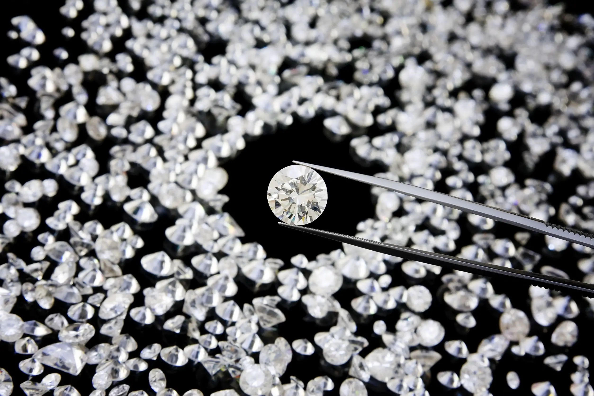 Жизнь бриллианта. Мелкие бриллианты. Россыпь бриллиантов. Ювелирные Алмазы. Бриллианты много.