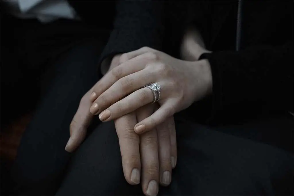 Alicia Vikander flashes her diamond wedding rings