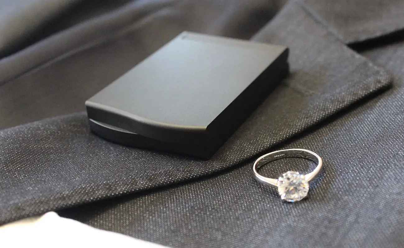 MONOLIX Slim Ring Box for Proposal Engagement Wedding Ring Unique Thin Case mini 