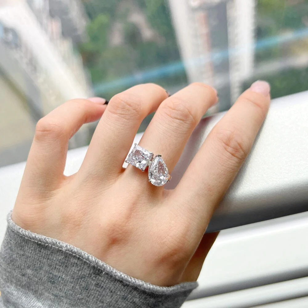Emily Ratajkowski's engagement ring