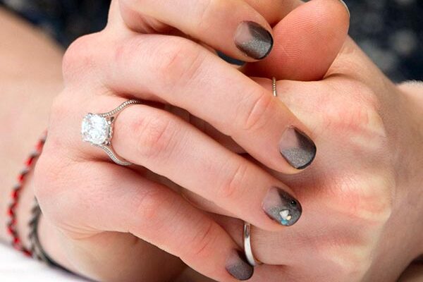 Anne Hathaway s Engagement Ring A Solitaire Fit For A Princess