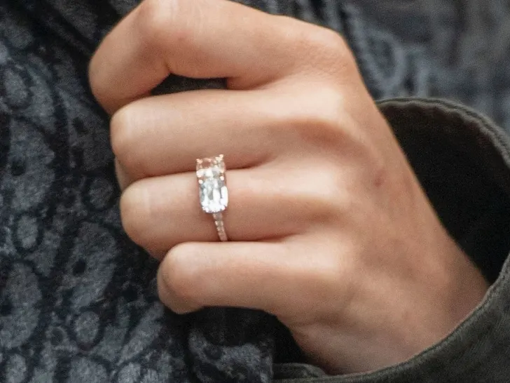 Suki Waterhouse and robert Pattinson engagement ring